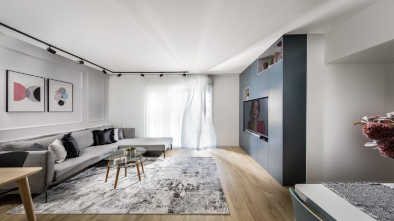 סלון ונגרות קיר כחולה בפרויקט Nordic House בפתח תקווה בעיצוב Studio 73