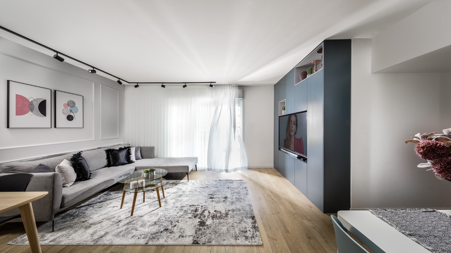 סלון ונגרות קיר כחולה בפרויקט Nordic House בפתח תקווה בעיצוב Studio 73