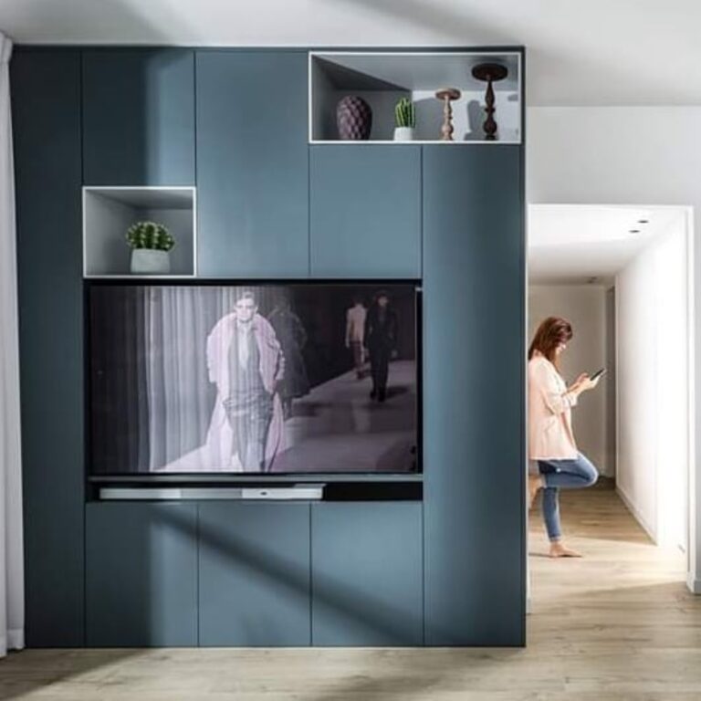 נגרות קיר בהתאמה אישית בגוון כחול בפרויקט Nordic House בפתח תקווה