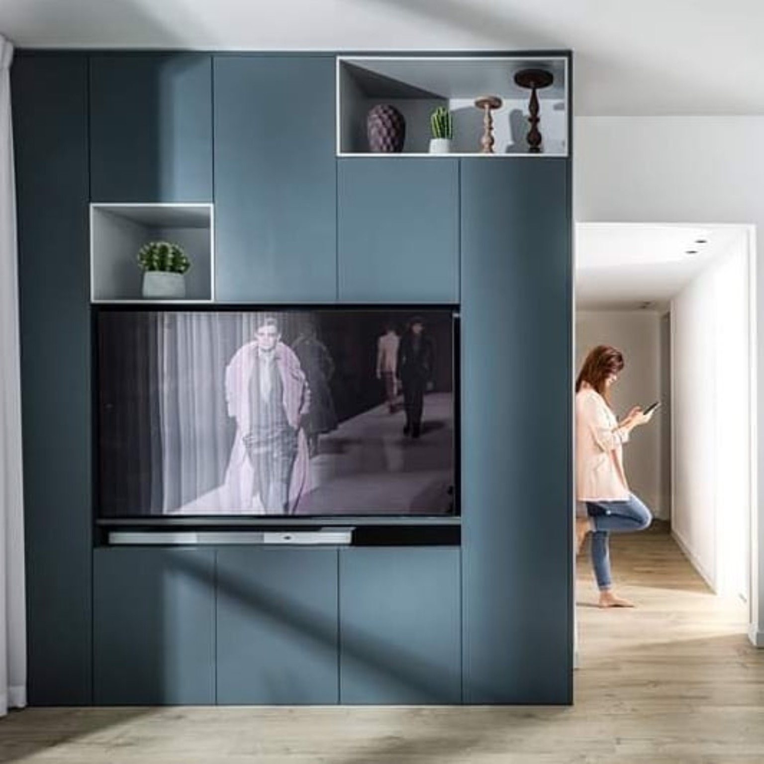נגרות קיר בהתאמה אישית בגוון כחול בפרויקט Nordic House בפתח תקווה