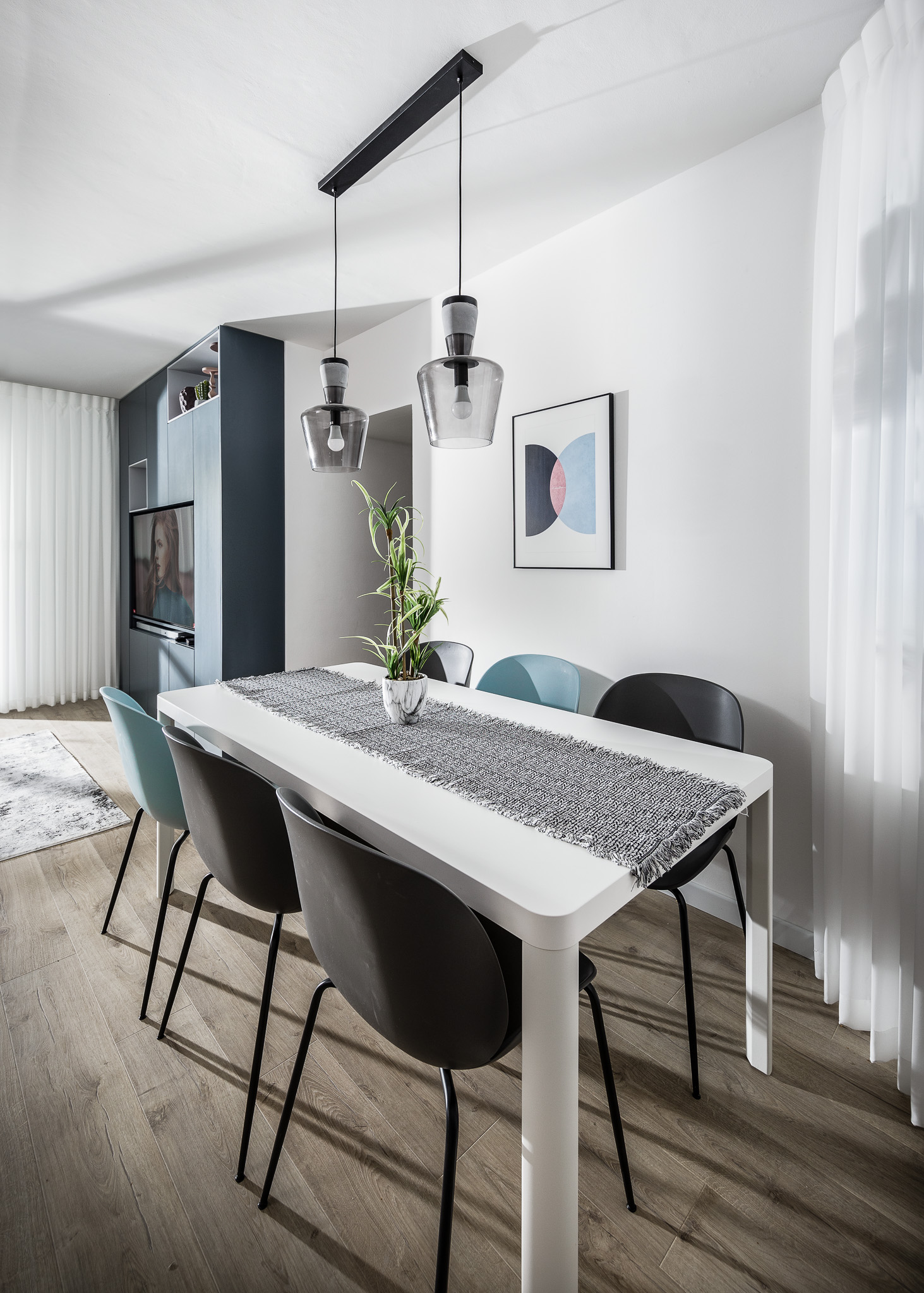 פינת אוכל ונגרות בהתאמה אישית בפרויקט Nordic House בפתח תקווה, בעיצוב Studio 73