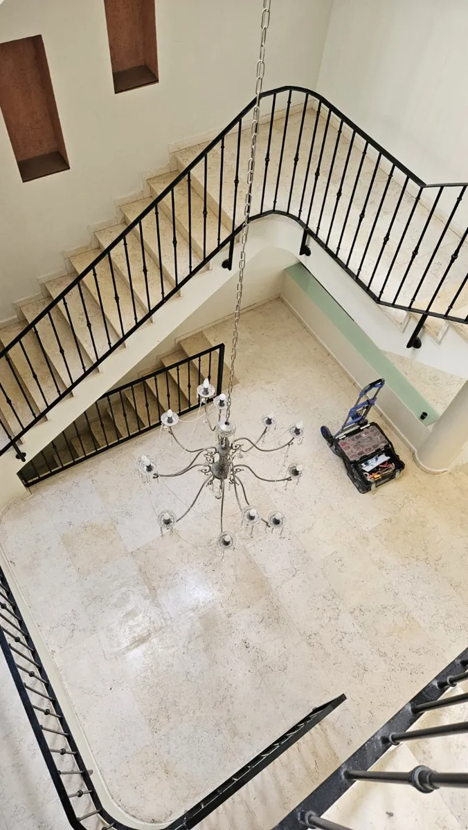 גרם המדרגות עם ריצוף השיש והנברשת הישנים